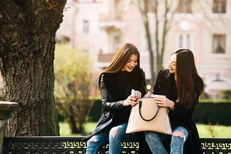 Mengapa Tas Pundak Wanita Diminati Banyak Kalangan